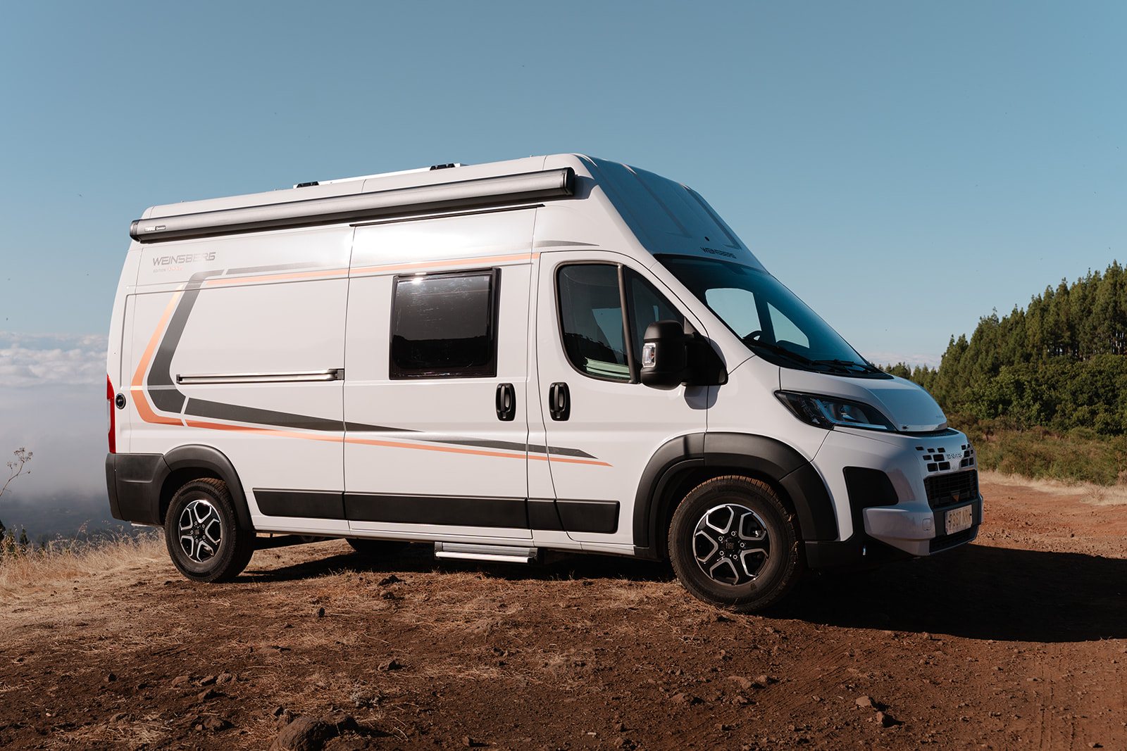 La Bellota, camper Weinsberg 2026, aparcada en la cumbre de Gran Canaria sobre el mar de nubes