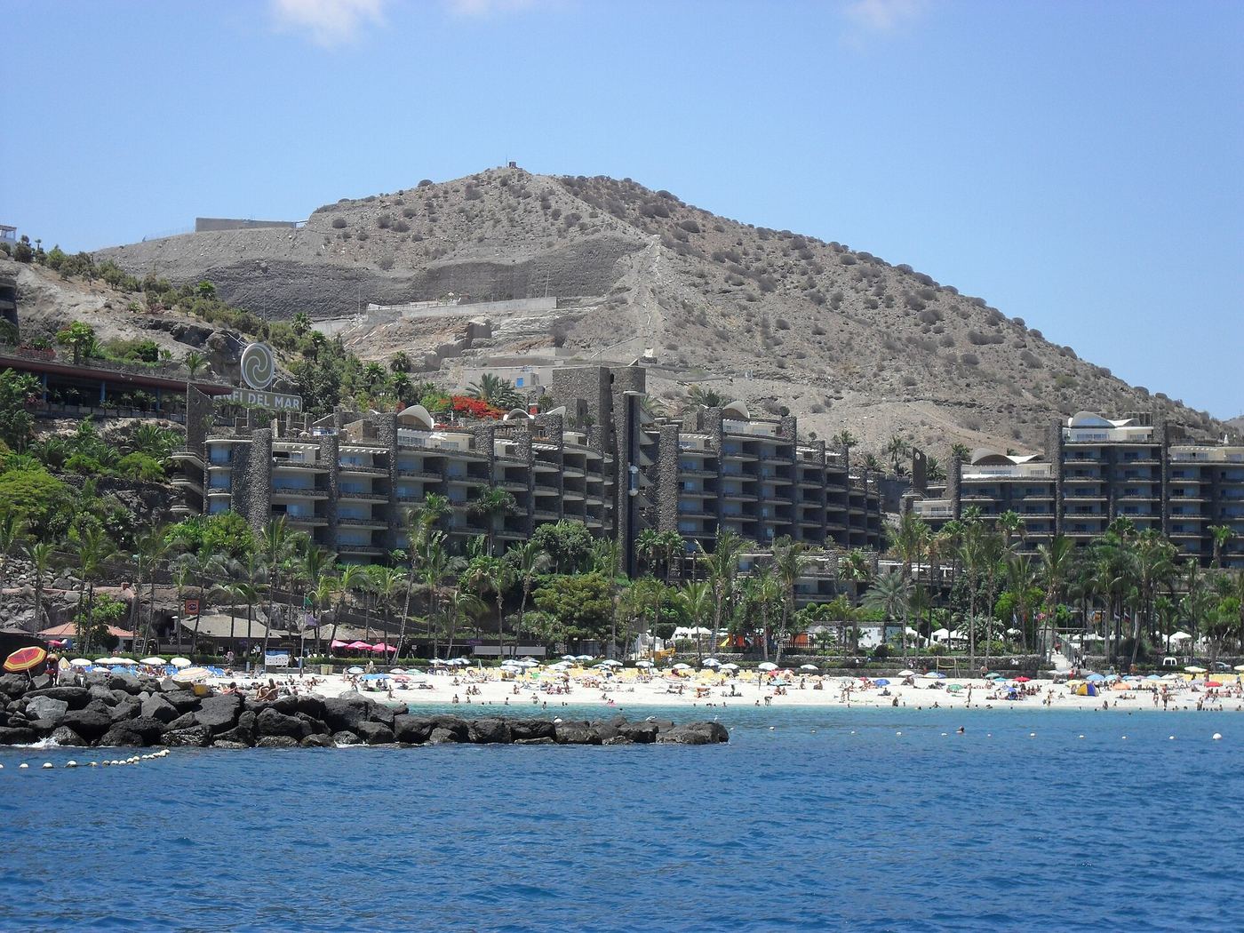 La playa de Anfi del Mar con su arena clara y aguas turquesas