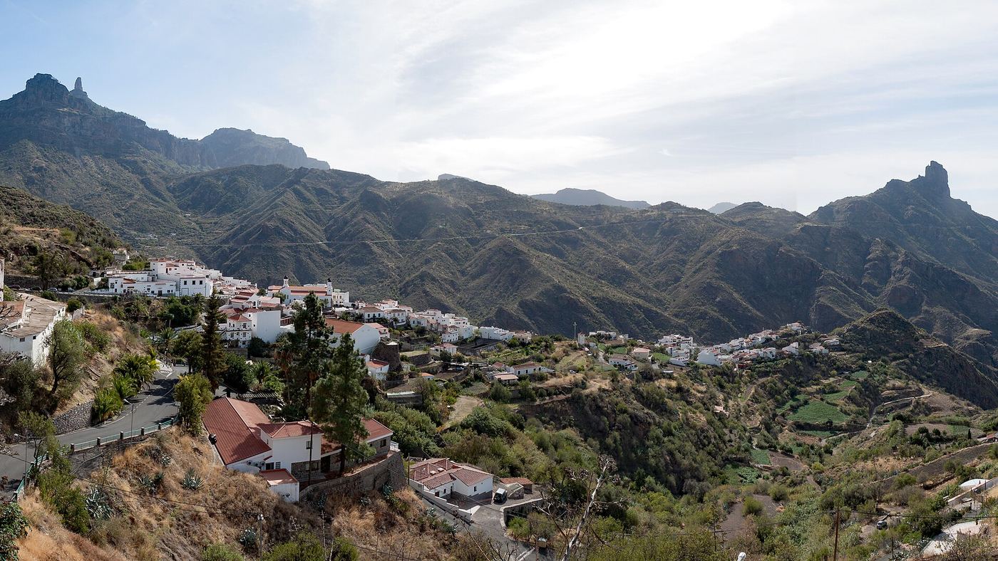 El pueblo de Tejeda con la caldera y el Roque Bentayga al fondo