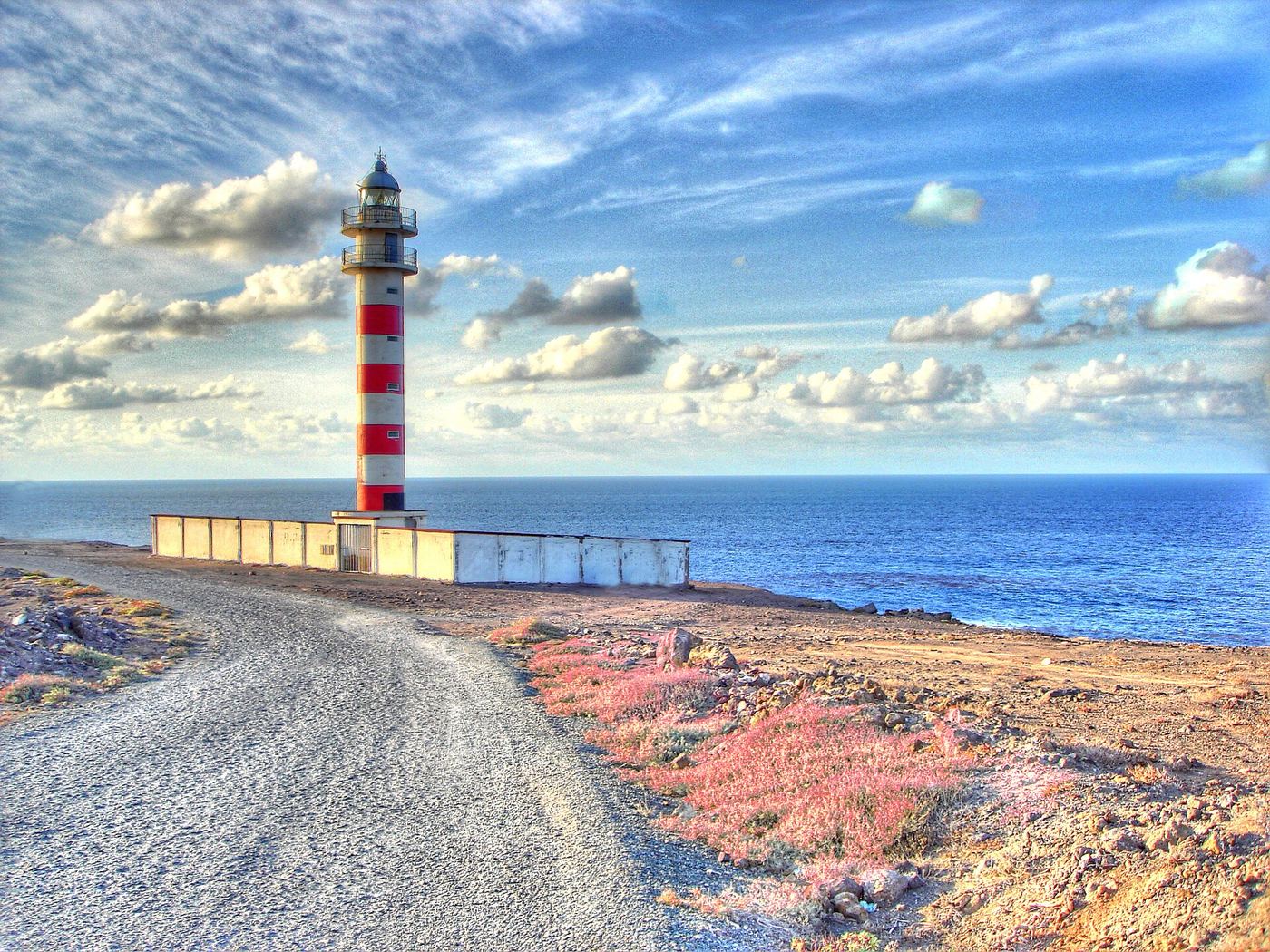 El faro de Punta Sardina sobre los acantilados de Gáldar