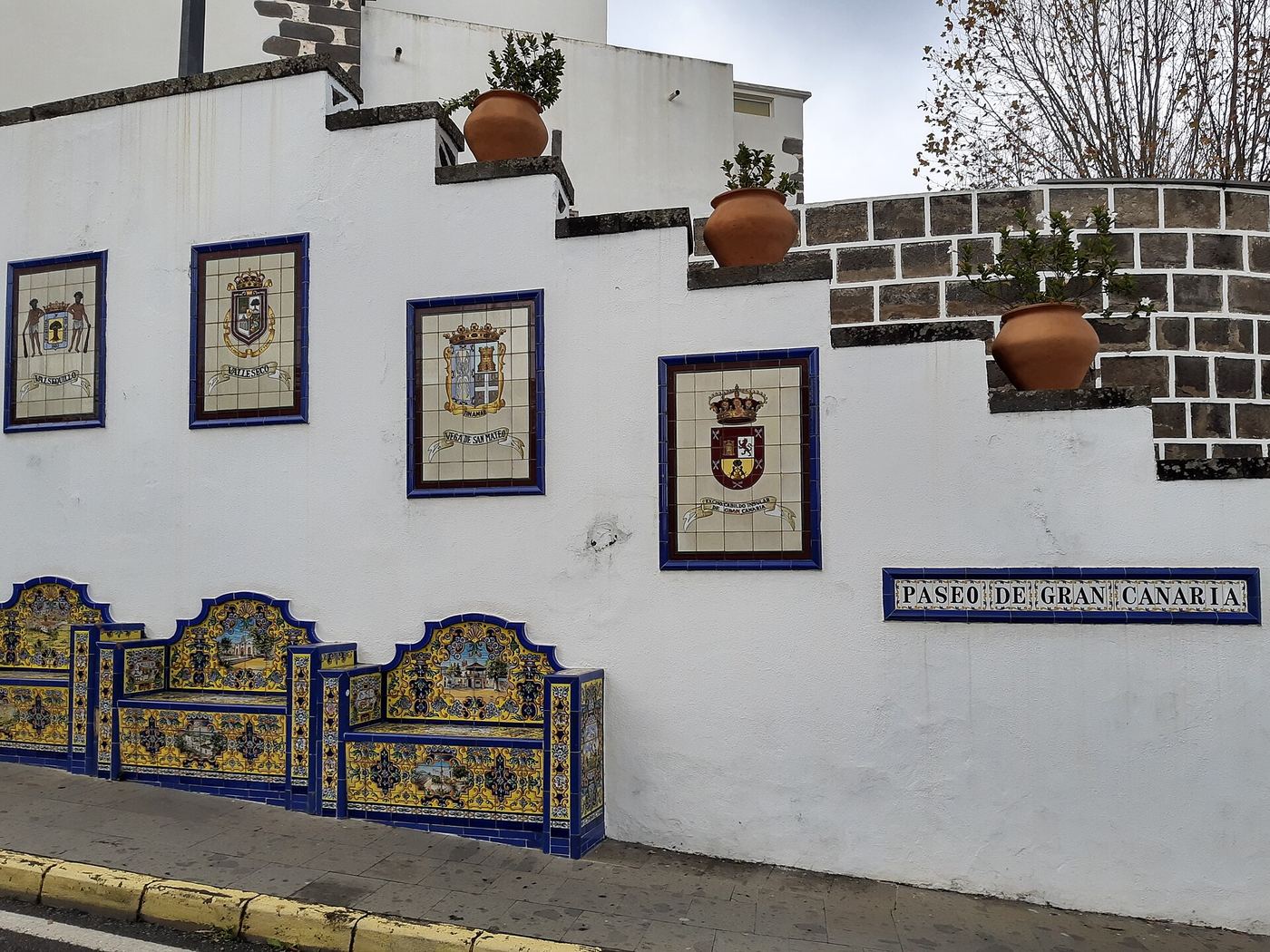 El Paseo de Canarias en Firgas, con sus bancos de azulejos