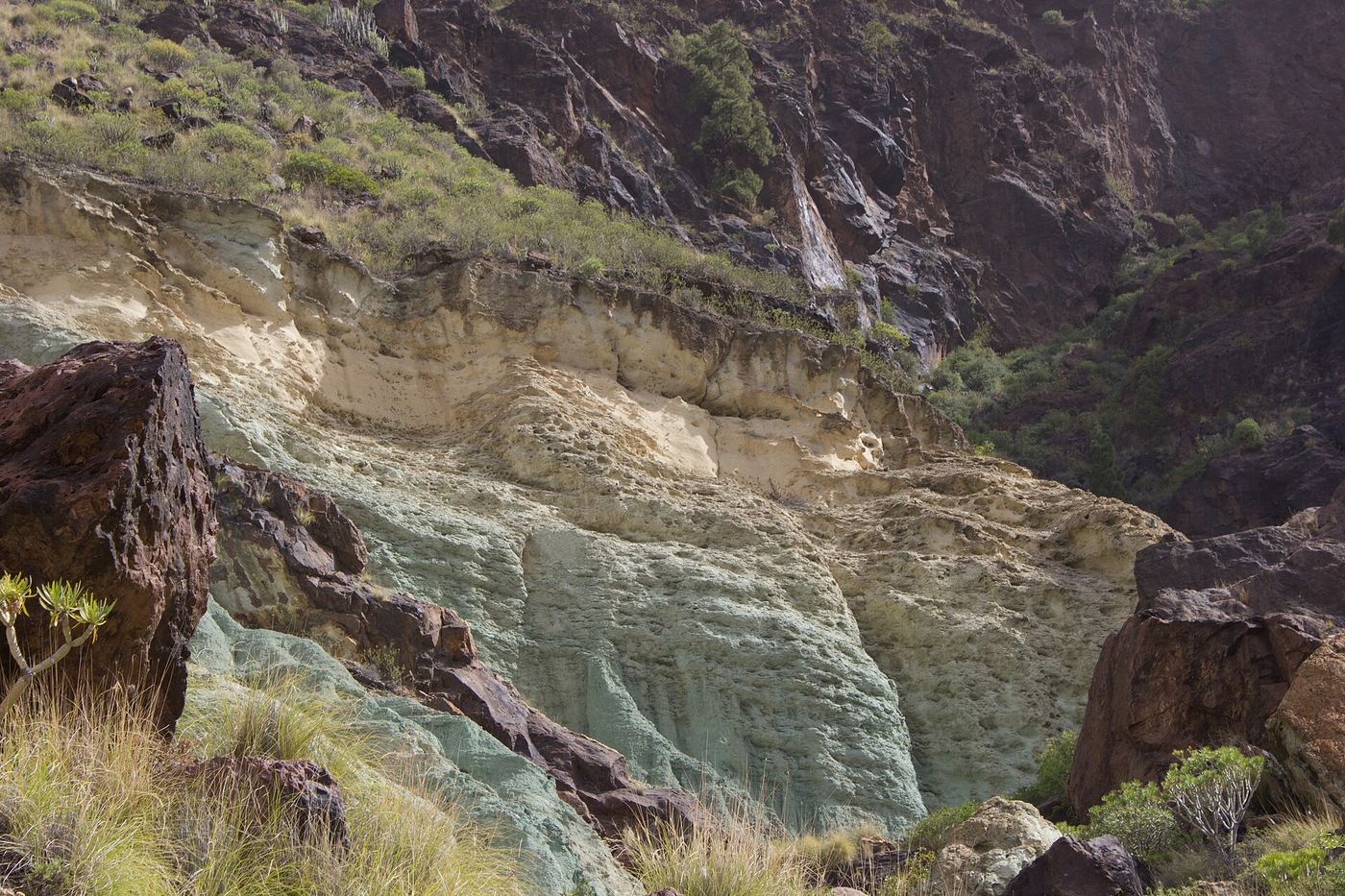 Las franjas de colores minerales de Los Azulejos de Veneguera