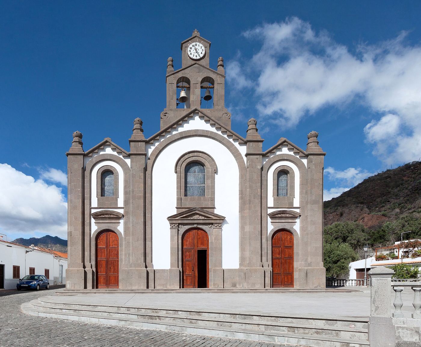 La iglesia de Santa Lucía de Tirajana entre palmeras